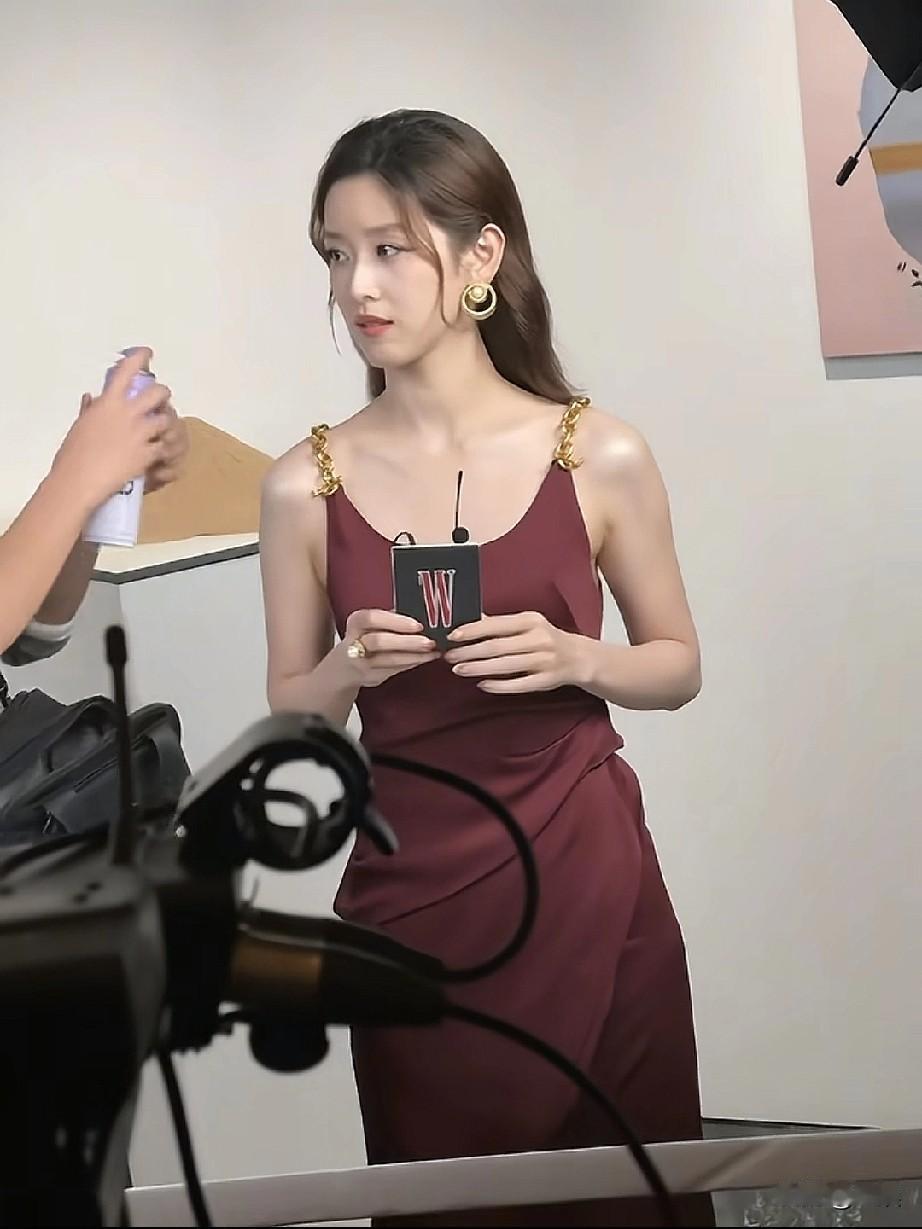 章泽天酒红裙装衬出优雅气质，链条细节点亮造型