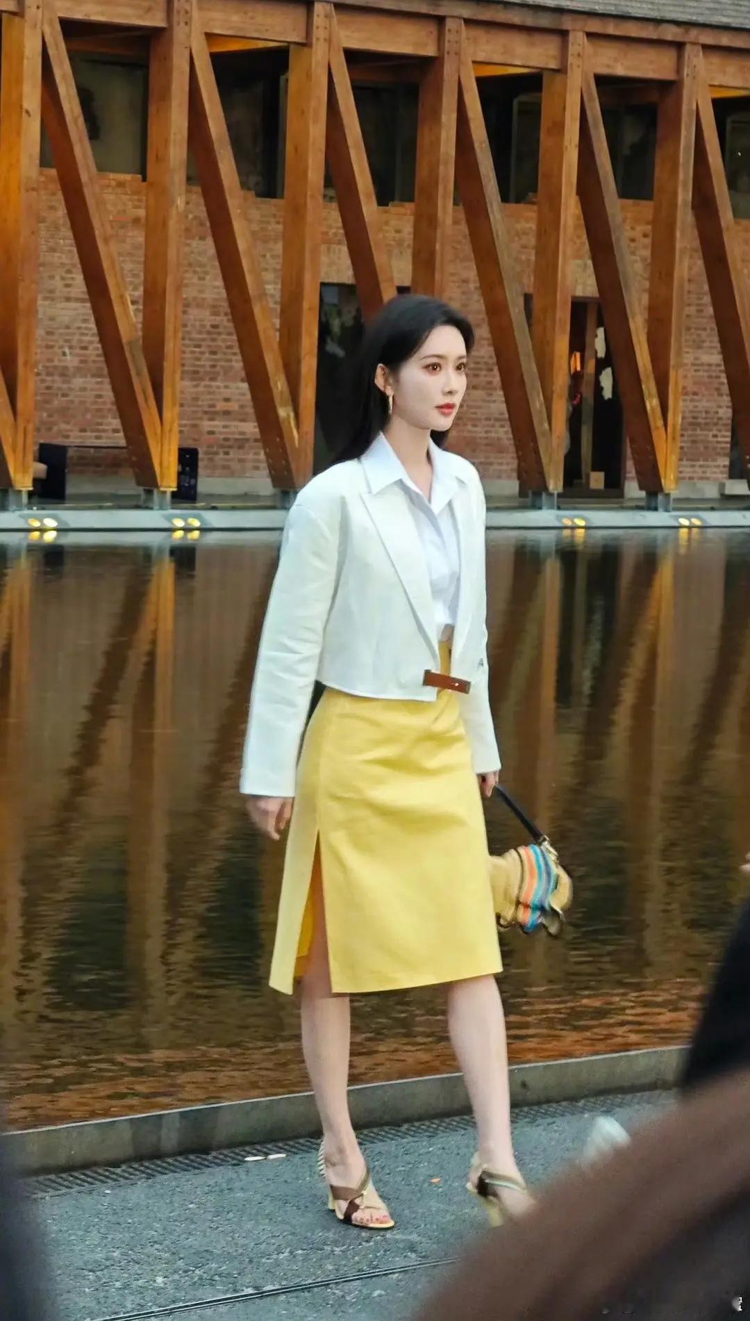 一对比就能看出来，孟子义拍照好僵硬 