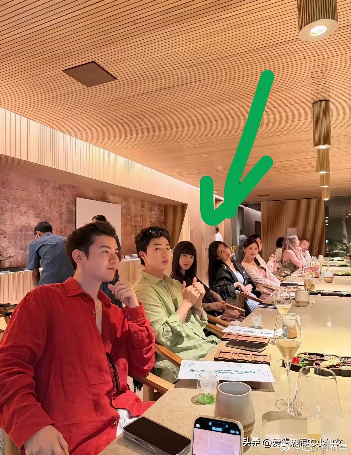 angelababy全家马代归来，妈妈一身名牌、拖鞋吸睛，同行网红成群结队很热闹