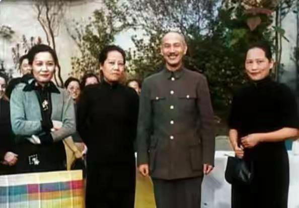 蒋中正与宋氏三姐妹的合影留念照，极为罕见，意义非凡！宋氏三姐妹出身豪门，都接受过