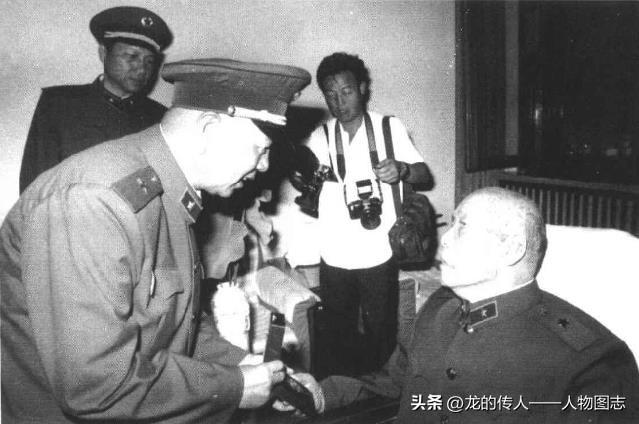 1988年7月，中央军委副主席刘华清向李达授一级红星功勋荣誉章。
