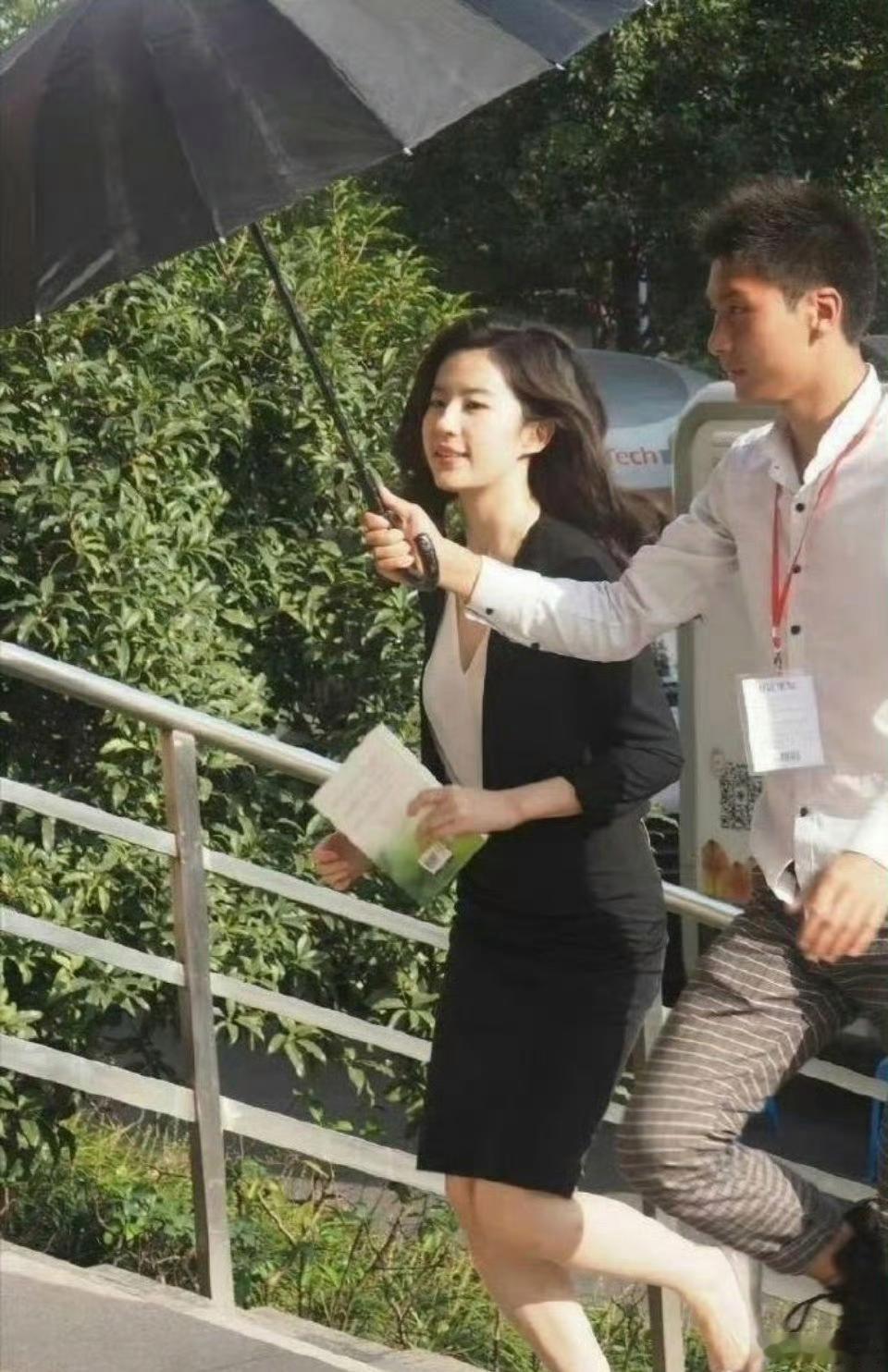 这小帅哥的工作，是不是工资很高吧！ ​​​