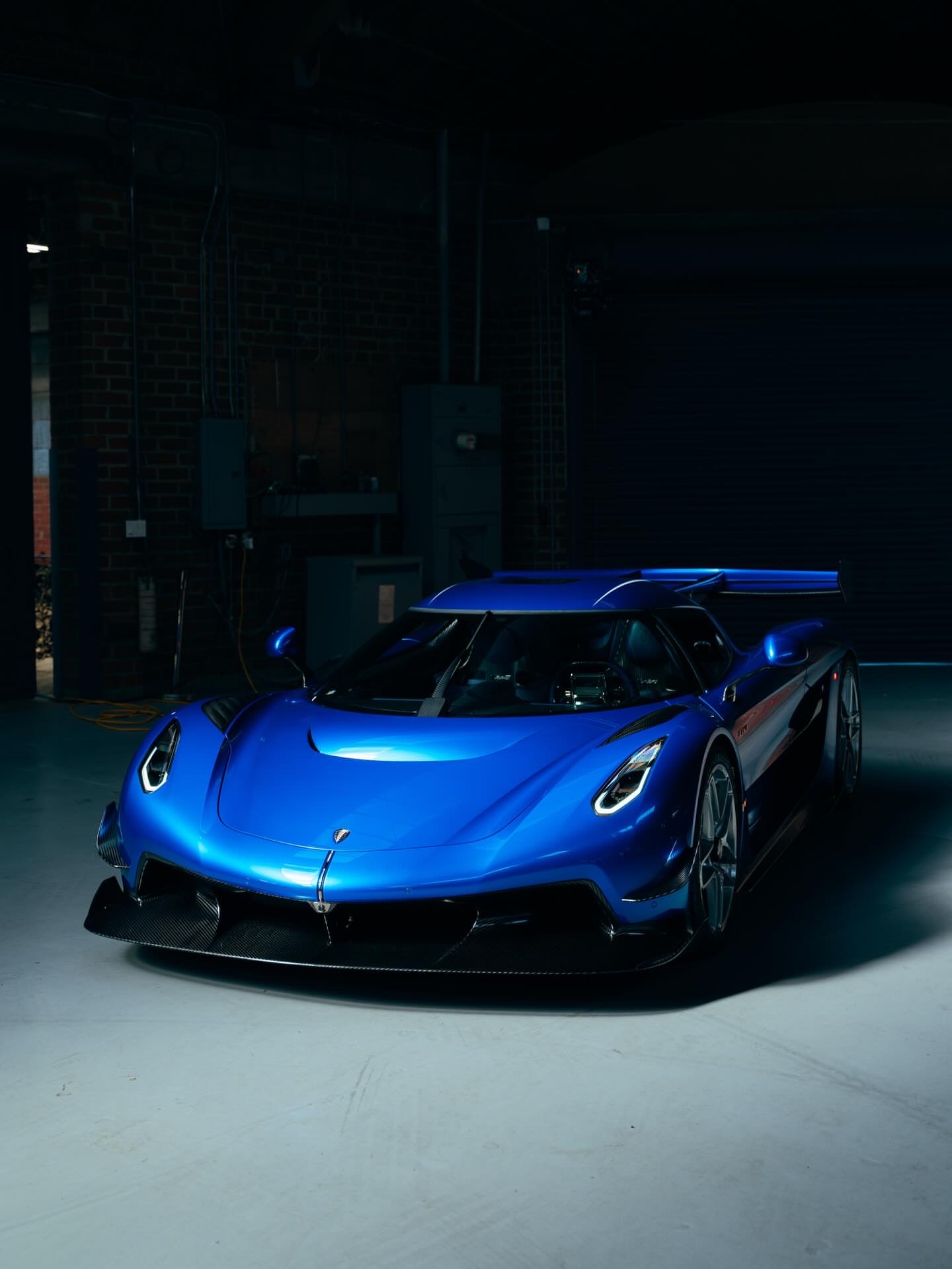 这是一个重大的时刻，Koenigsegg Jesko Attack交付了。车身采