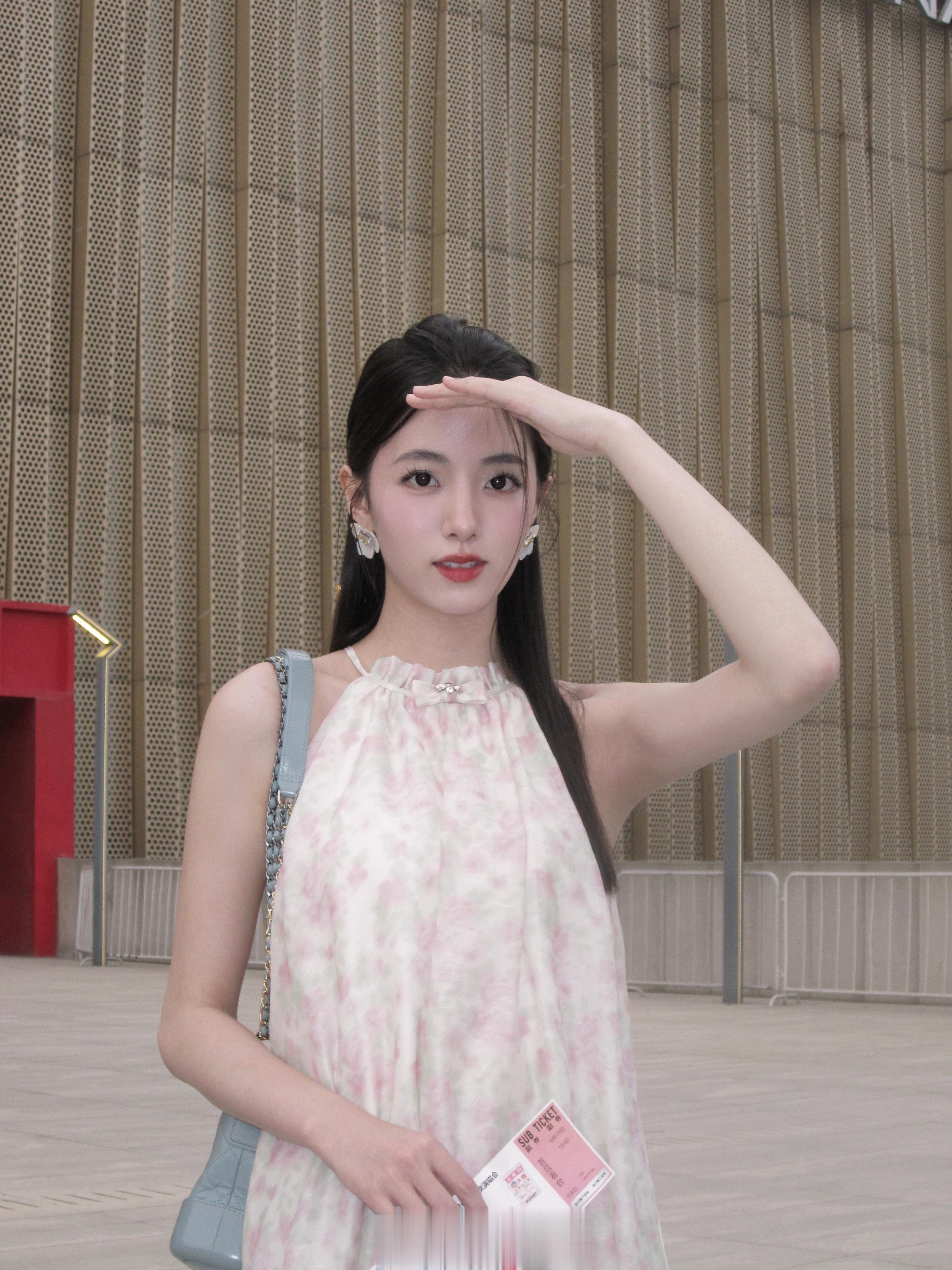 是开心的六月 ​​​