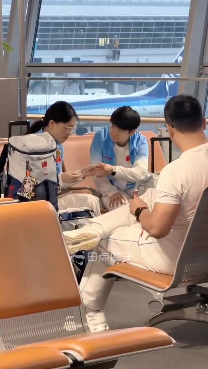 莎莎好会啊，心很大，吃饱开心最重要！
吃火腿肠的招数和我们小时候一样，看她拧火腿