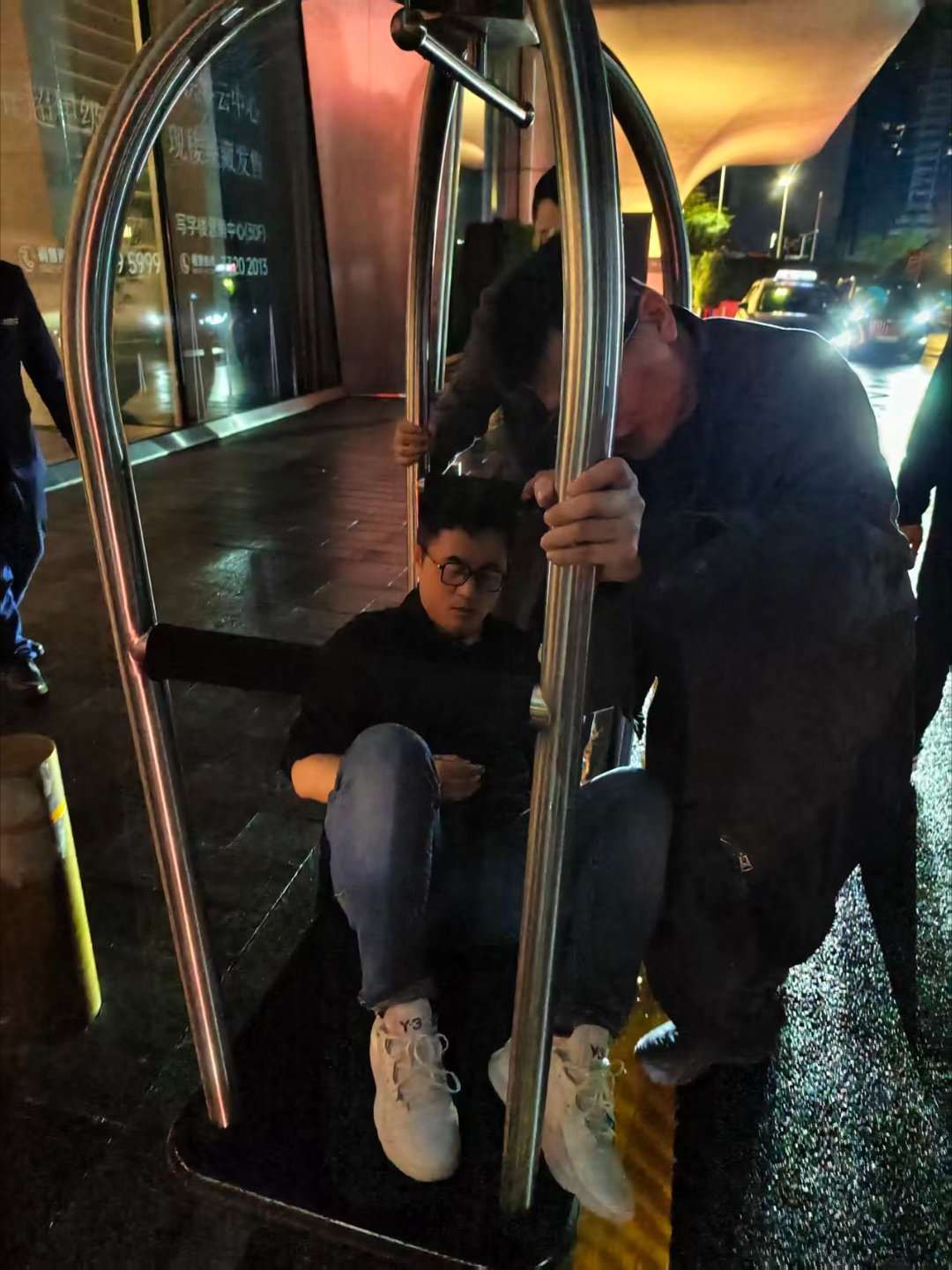 有时候不得不佩服自己的酒量，昨天连轴2场，一场喝成这样，另一场喝到不省人事，而你