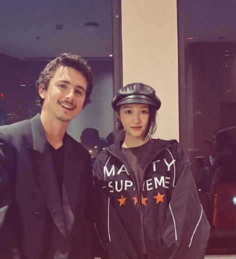 关晓彤甜茶同框合照甜茶关晓彤同框合照 ins快拍更新，跟甜茶握手合影！ 