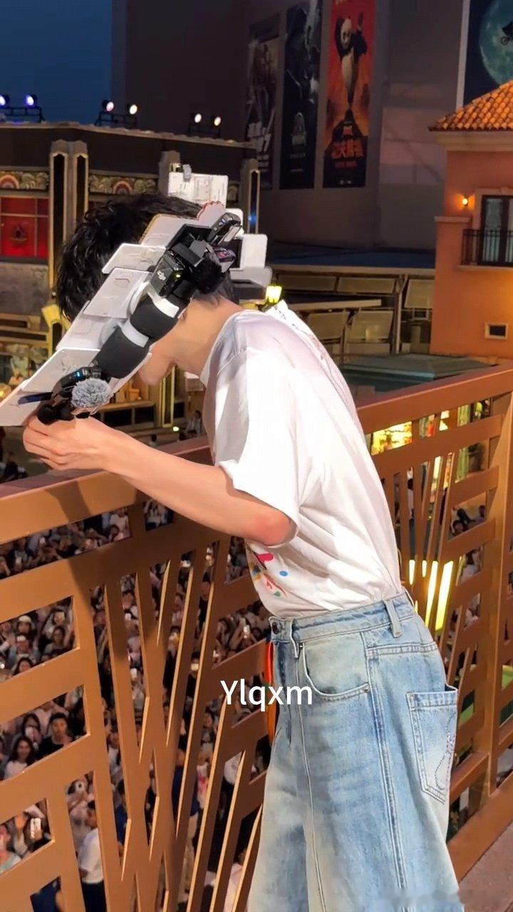 周深人在上面心在下面周深爱你的人在采访也会抽空回应你周深人在上面心在下面，采访还