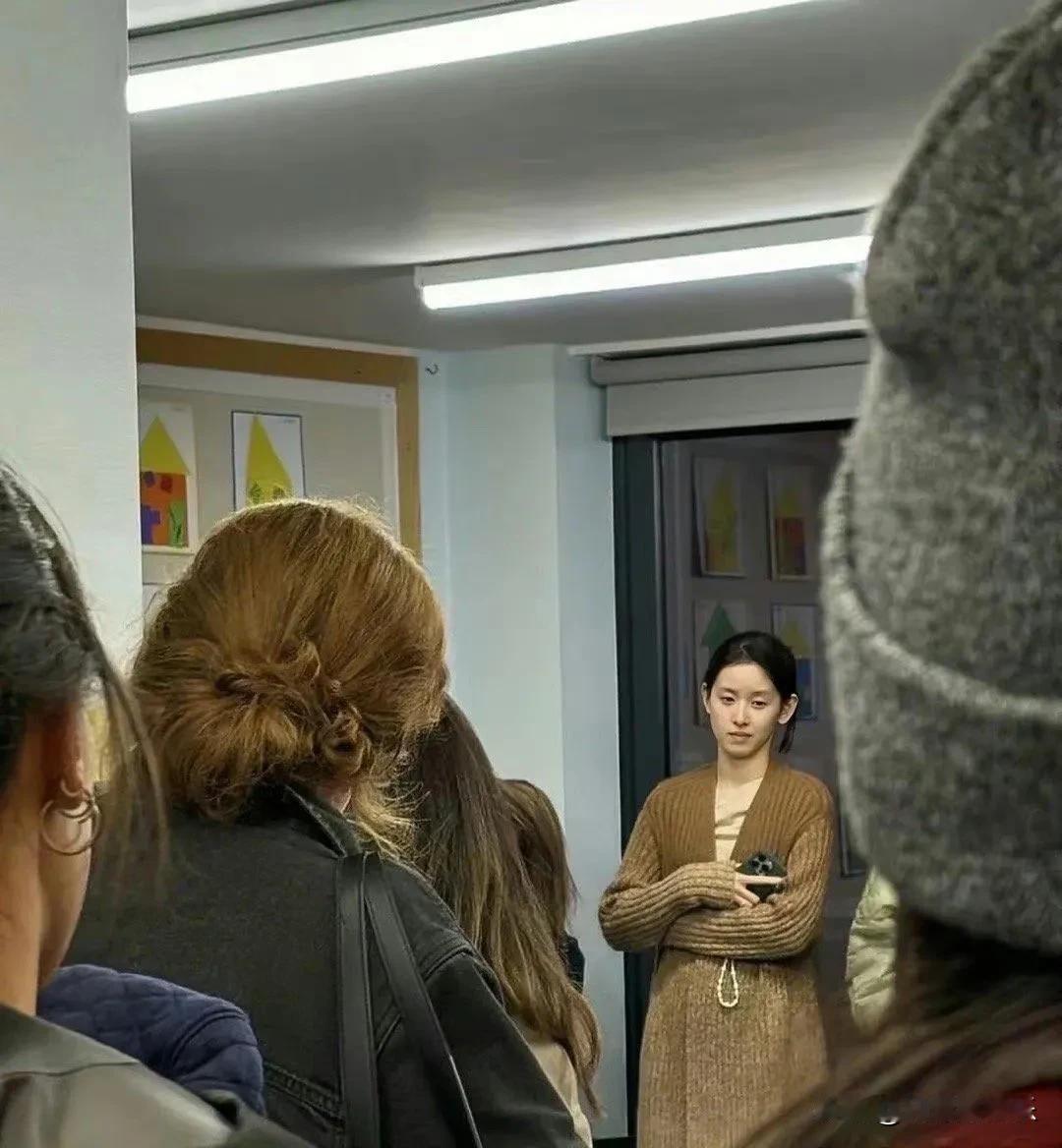 网友偶遇，奶茶妹妹赴英国伦敦留学。素颜下的她面容娇好，但看起来一脸愁容的样子..