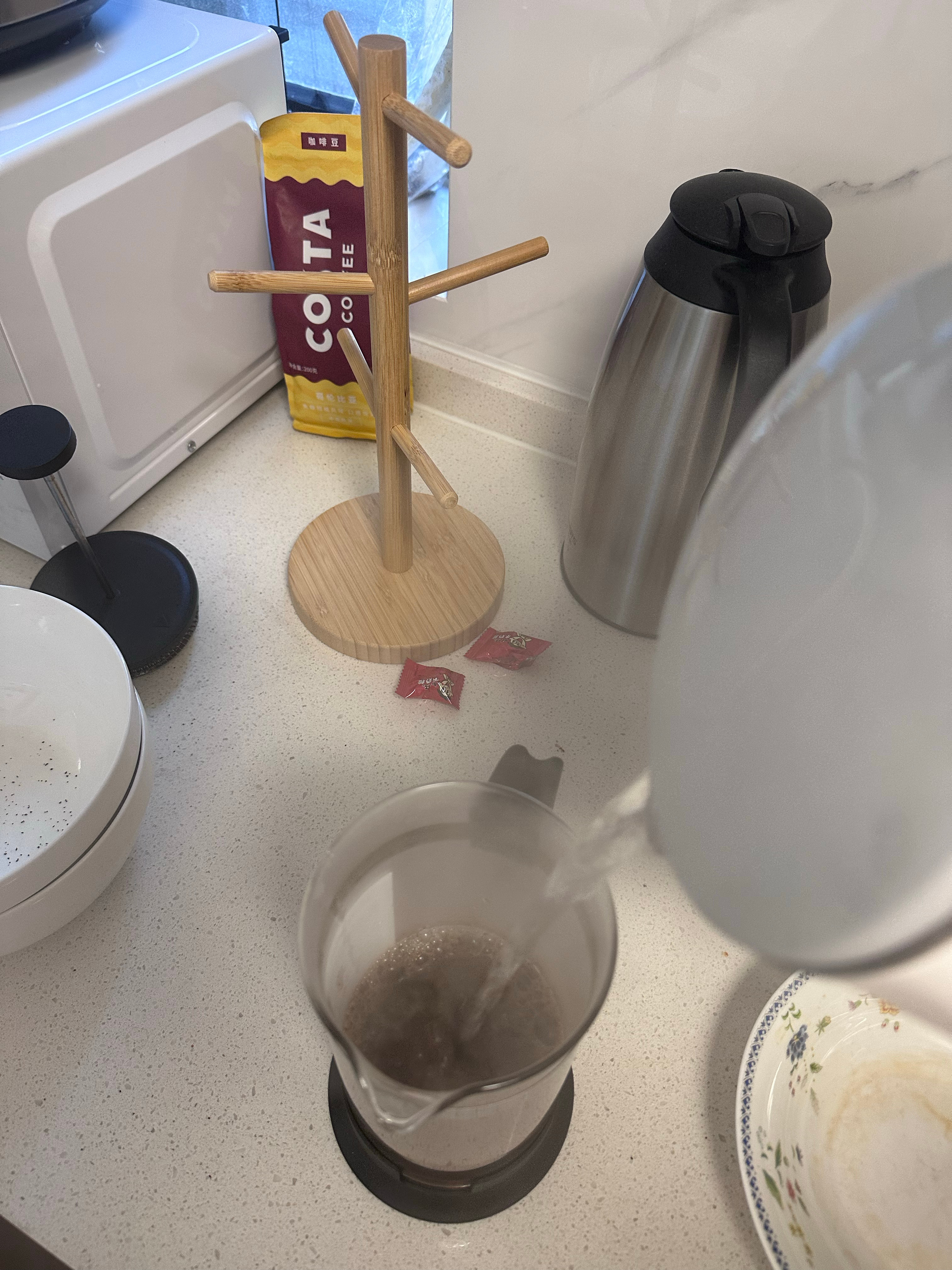 法压壶大概是最简单实用的萃取工具，以一杯咖啡开启愉快的周末时光，大家周末愉快！ 