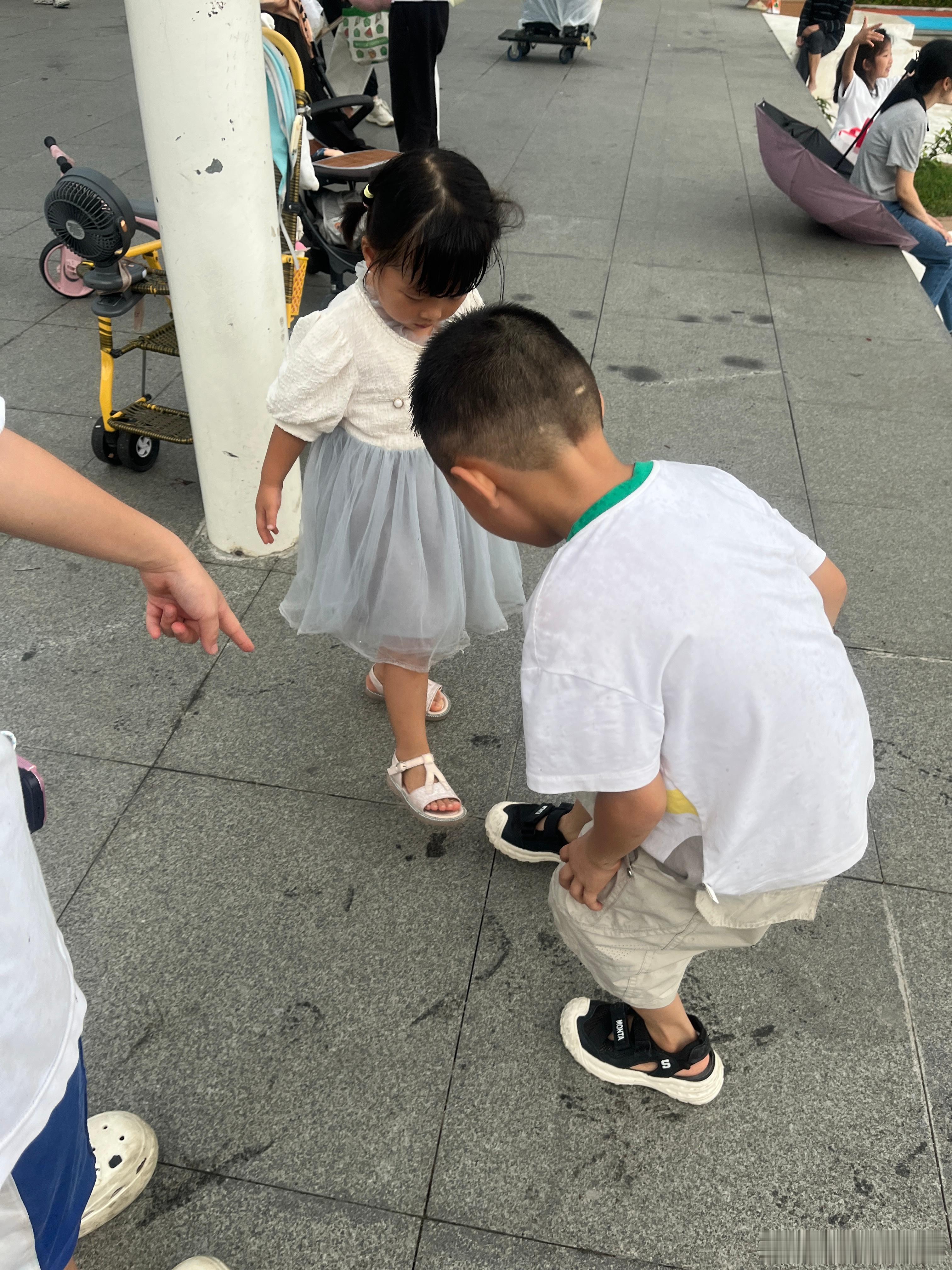 一带三，妯娌没出来，老大也没来，车没位置坐了。吃完饭来公园，还没10分钟又下雨，