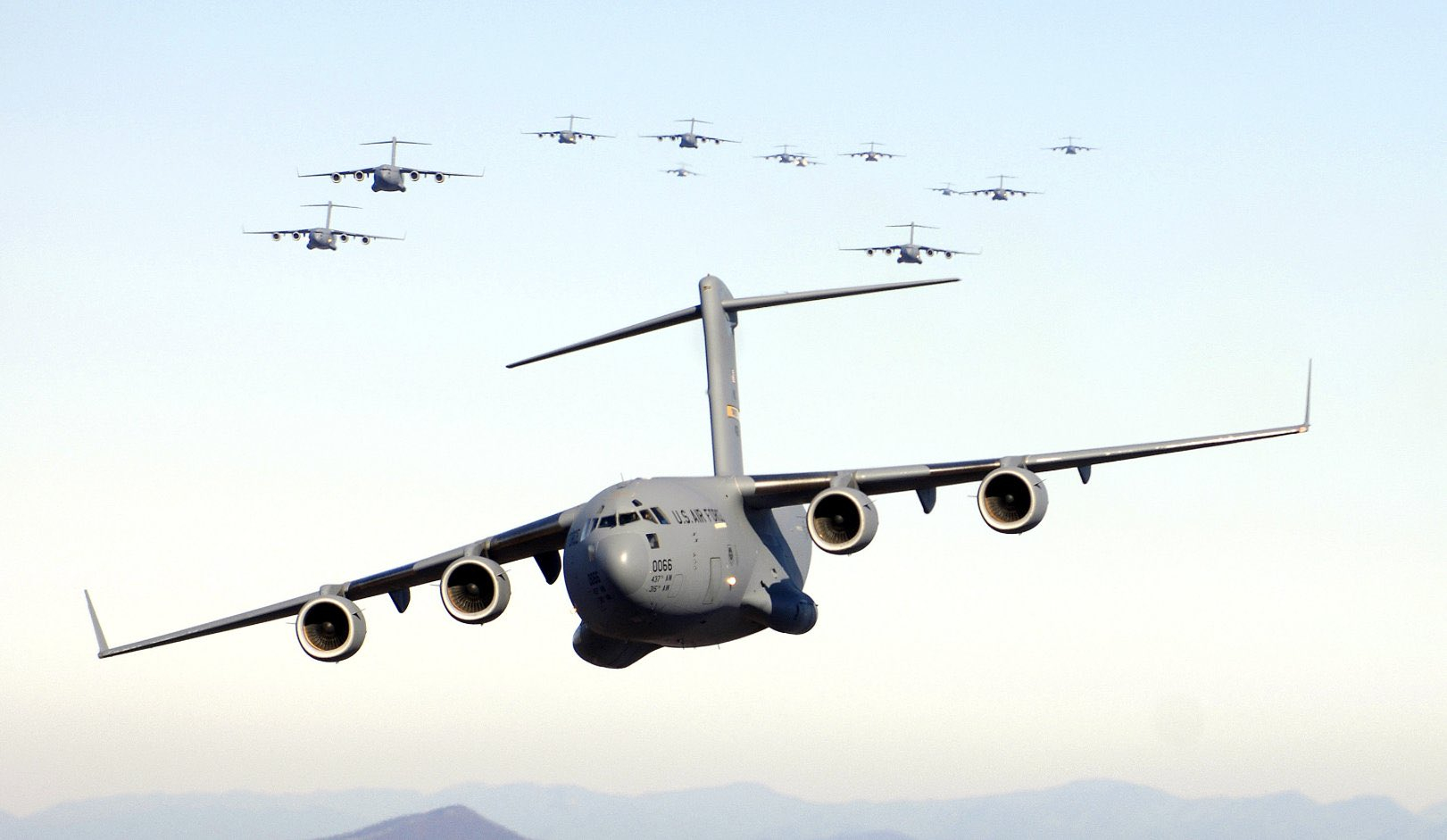 快讯：美军的大批巨型运输机正在运送军事装备飞往中东… 