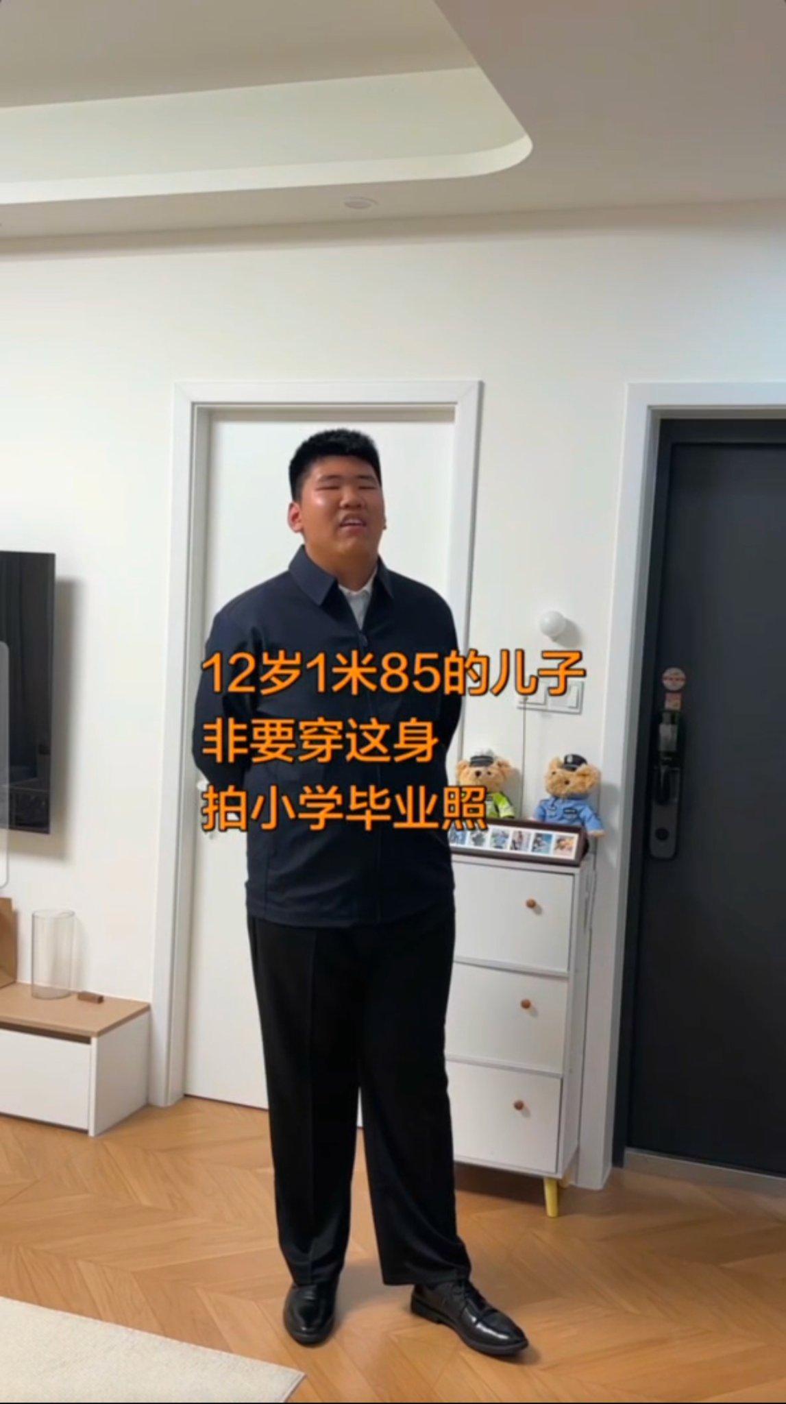 这气质，简直是客厅级干部啊。
有一说一，现在小孩子的营养可真的好啊，
12岁的小