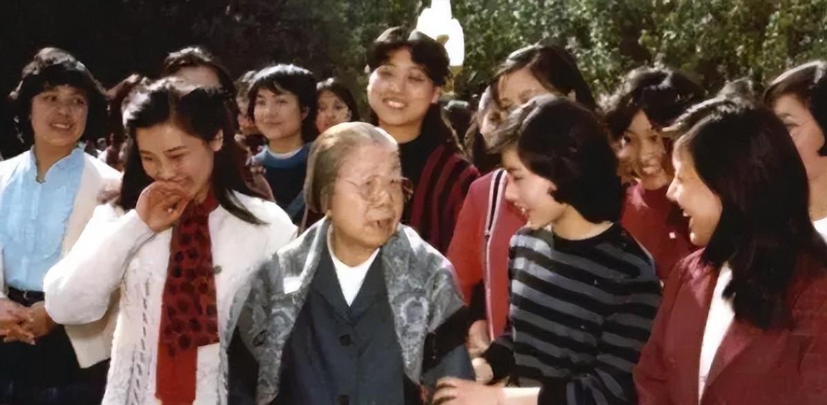 2006年何赛飞经廖静文同意，成为徐悲鸿传人，还被邓颖超称为最美丽的小百花，你知