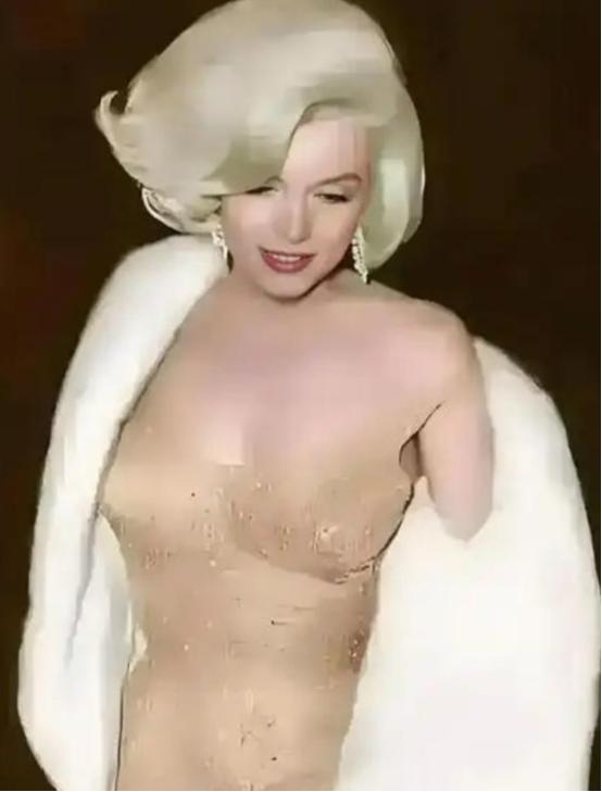 1962年5月19日，玛丽莲·梦露脱掉白色貂皮大衣的那一刻，全场以为看到了一具被