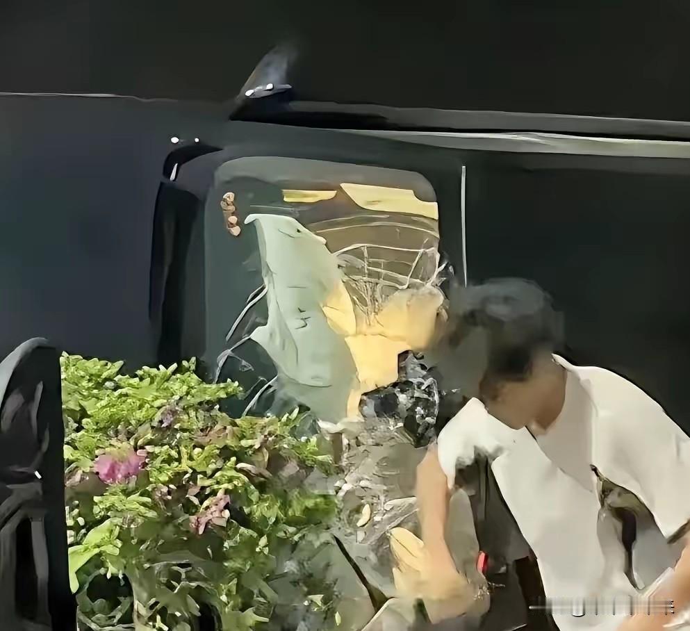 凌晨三点汕头街头，18岁学徒砸了自己的命根子，救了一条人命
 
去年七月七日凌晨