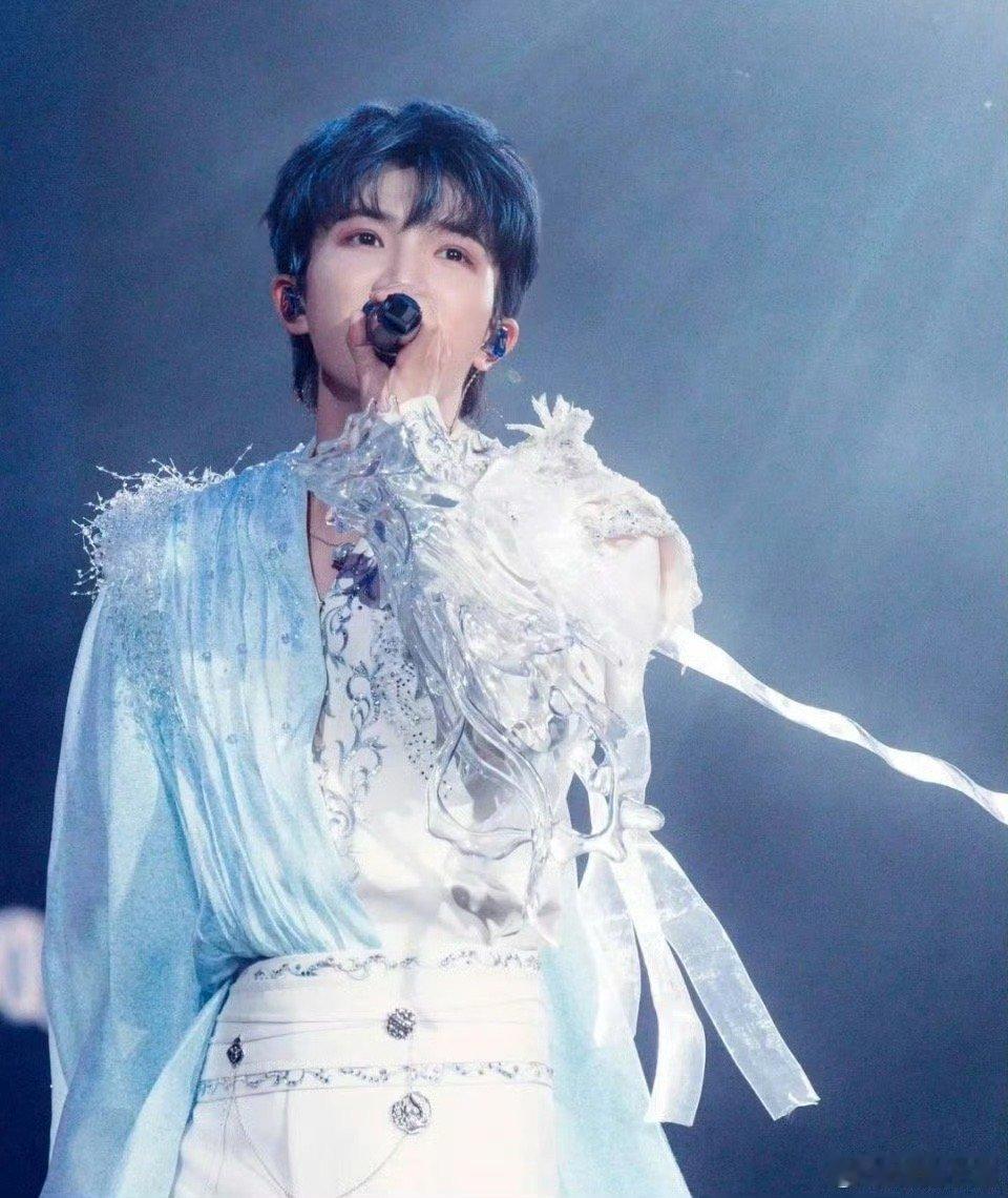 六公主说周深很曼妙 曼妙如诗，美好如斯。周深的歌声是对这两个词最生动的诠释。感谢