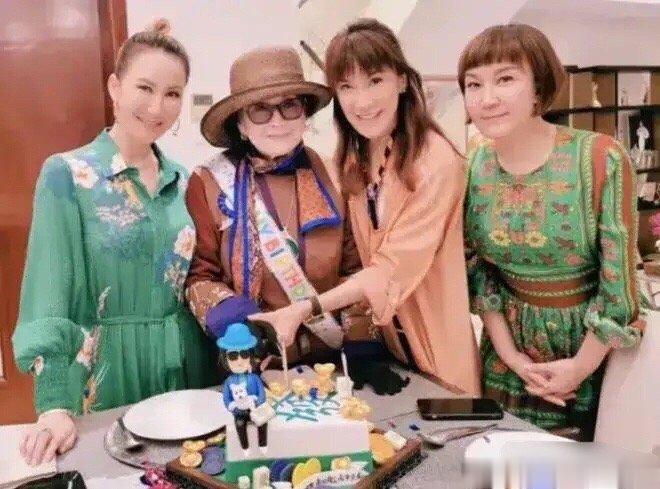 #李玟妈妈目前不吃不睡#据悉，李玟的妈妈现在情况很差，不吃不喝不睡，李玟的姐姐表