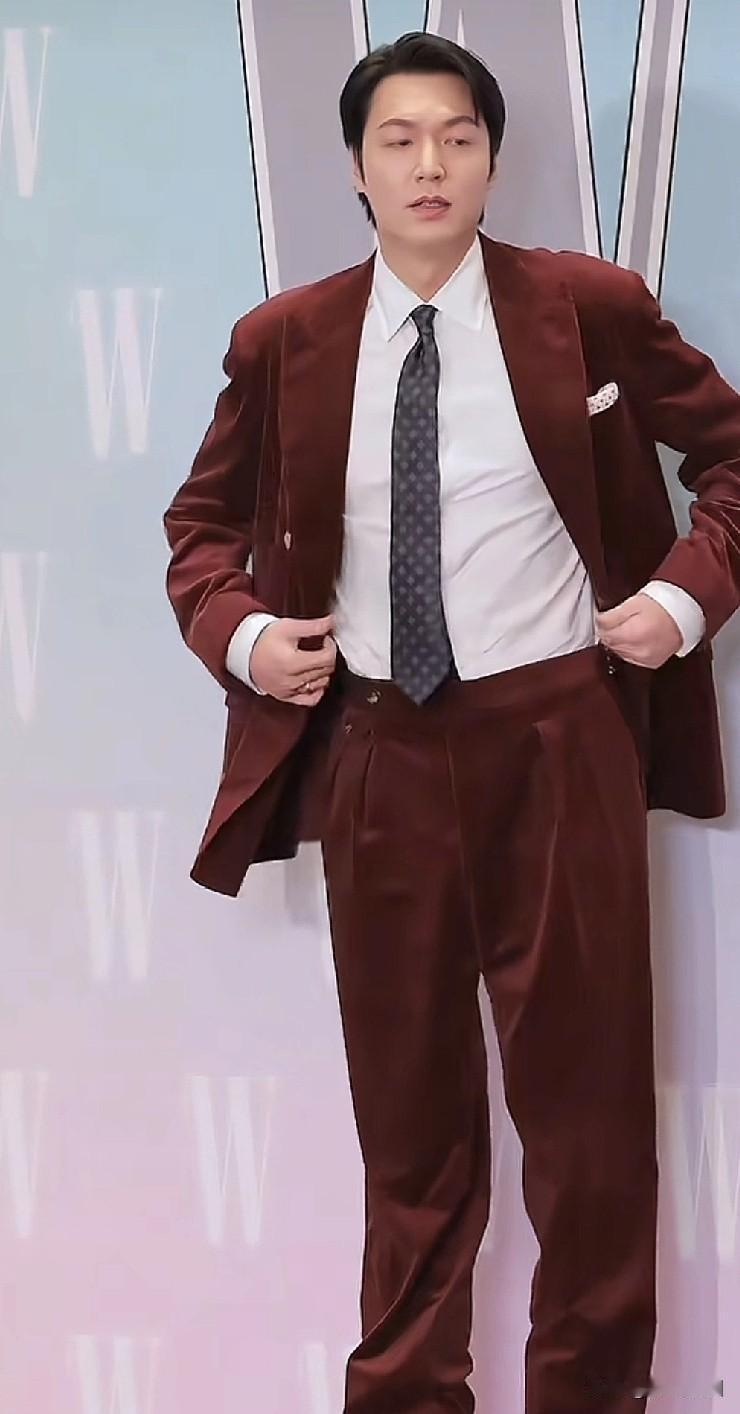 袁咏仪最近有没有关注韩国欧巴
之前的李敏镐，也就是《城市猎人》那会肯定是帅的，现