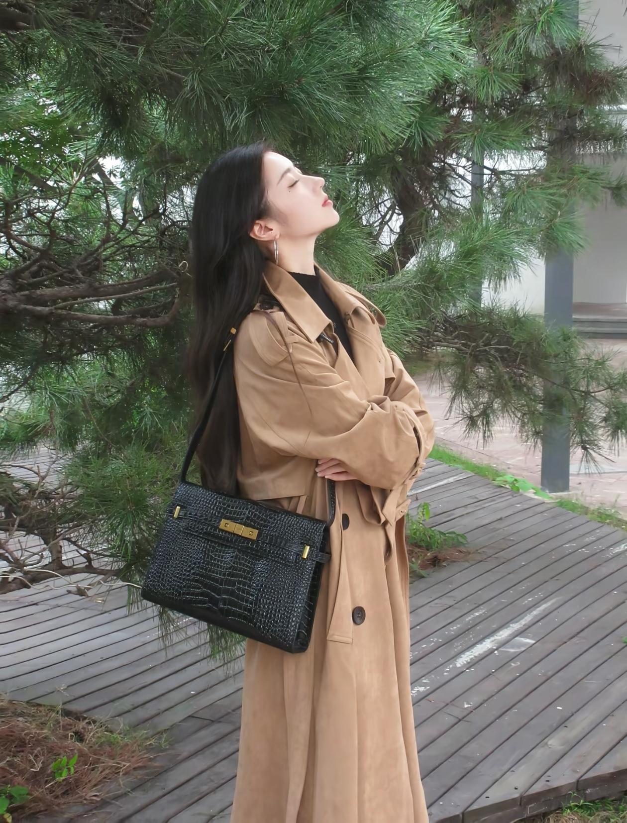 优雅长风衣，时尚都市风，黑包点缀，自信满满！👗👜💃