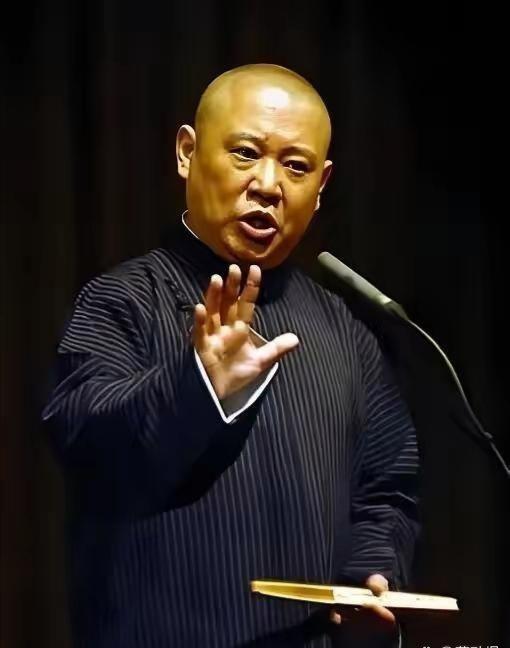 现在要说谁最火，还得是郭德纲！反应机智又幽默，接梗的本事真是一绝。
台上聊起人去