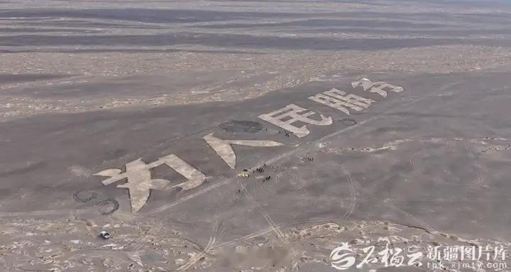 公众人物生活在聚光灯下，一言一行都会被放大解读，具有广泛的社会影响力。这决定了他