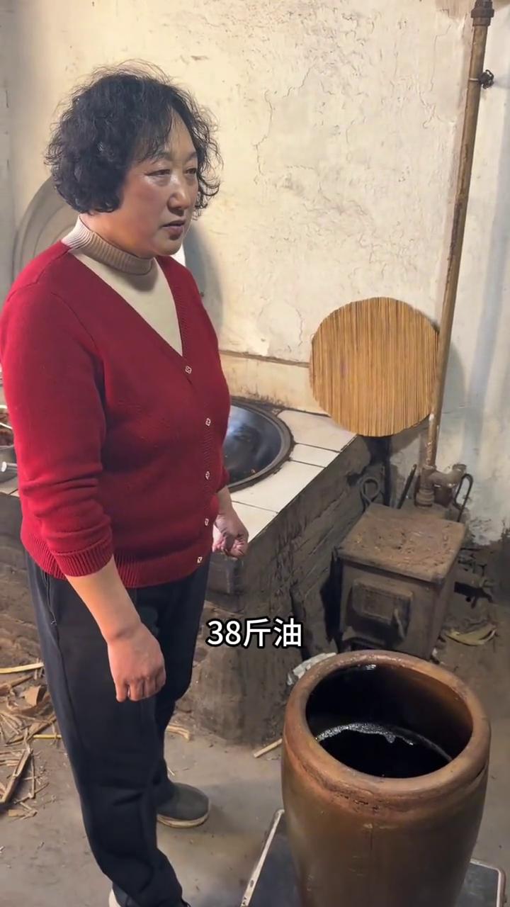 来一块，这刚出锅的油滋啦就是香。油出锅了，称个称看能出多少猪油。33公斤，66斤