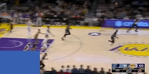 詹姆斯这个快攻接球，有点年轻时候的样子！

以前詹姆斯在热火巅峰身体能力的时期，