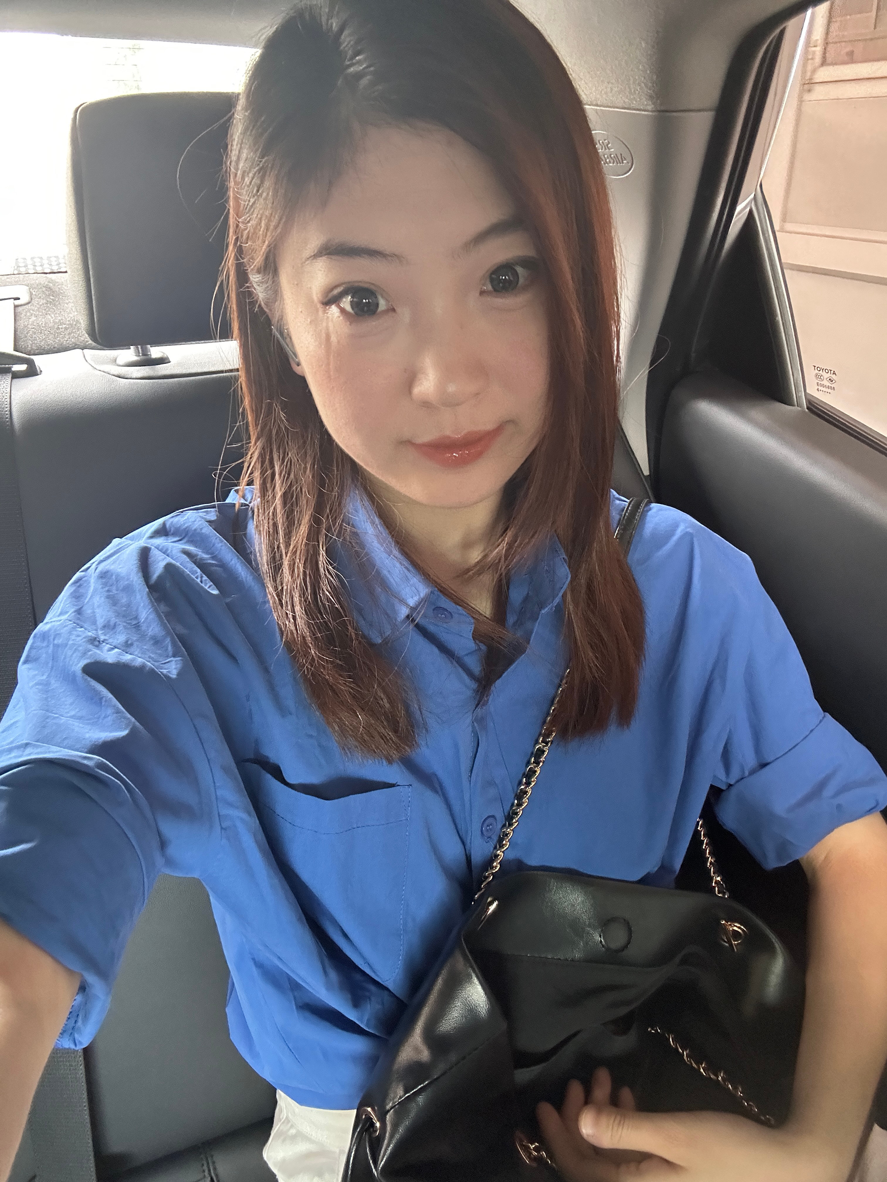 像记者吗！不像我等会儿再来问[嘘] ​​​