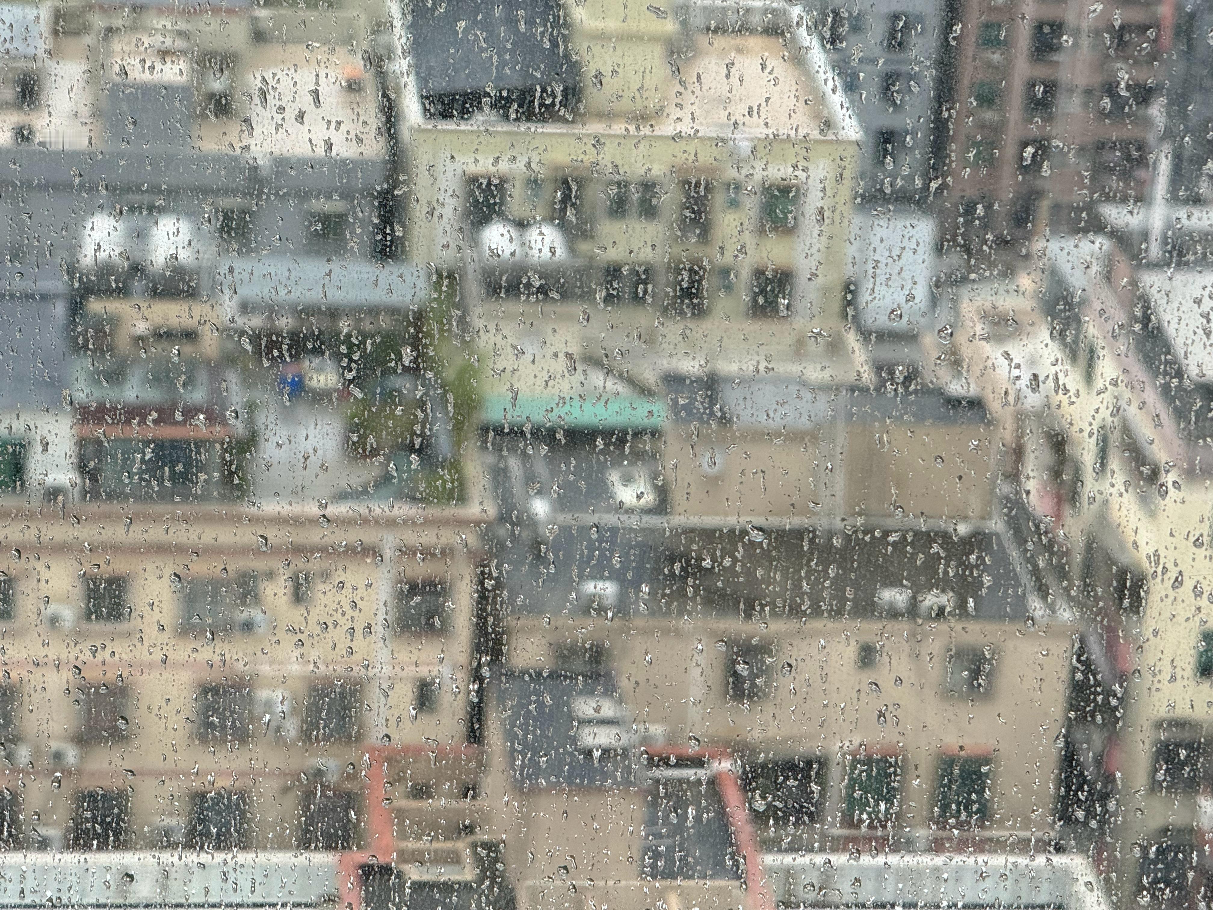 #深圳暴雨# 从今天早上就开始下，中午还打了一个巨响的雷虽然现在雨稍微停了，但是