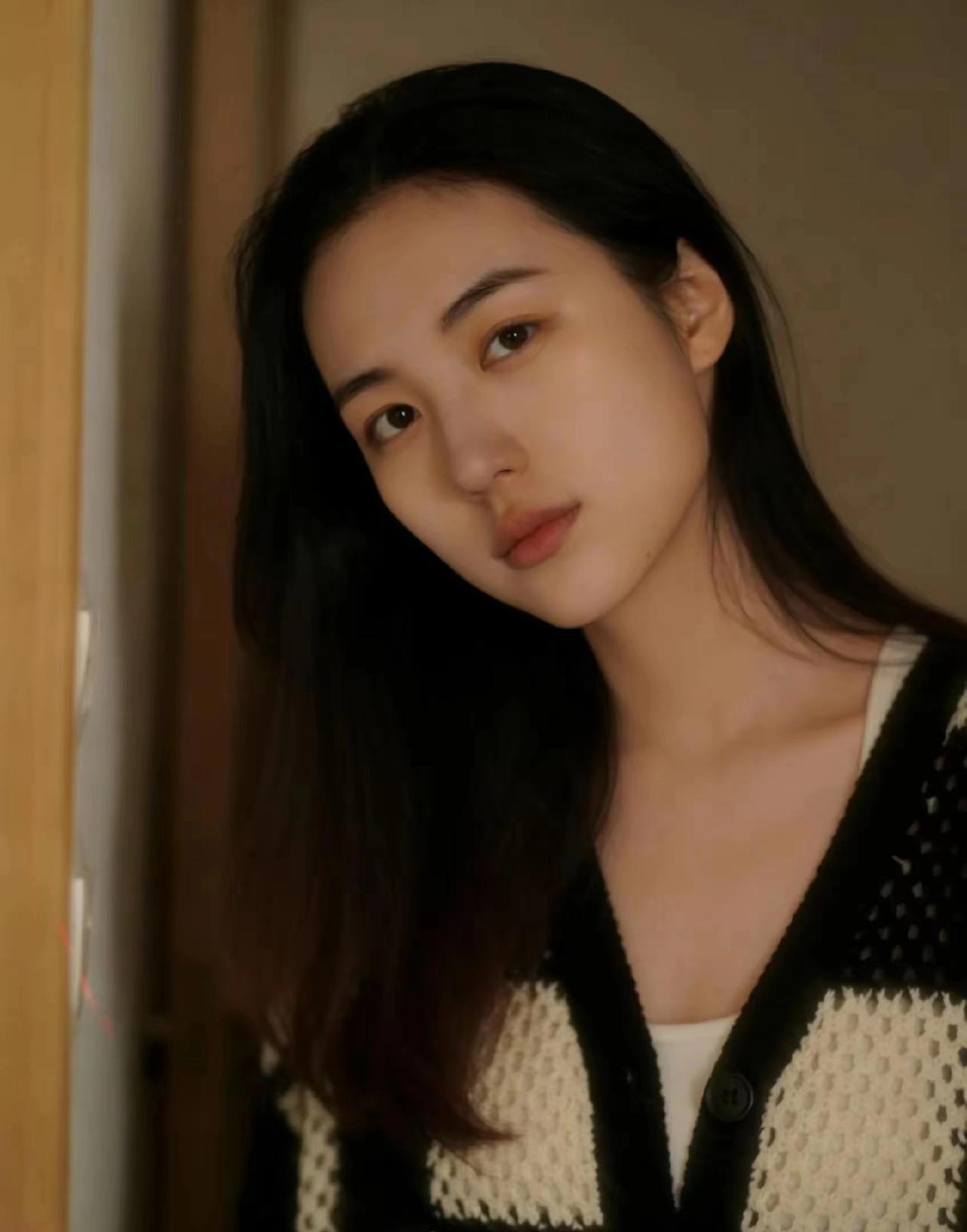 顾丹凝，美寻找镜头的美 女生如何穿搭白衬衫才时尚 分享随手拍的美照 白色内搭推荐