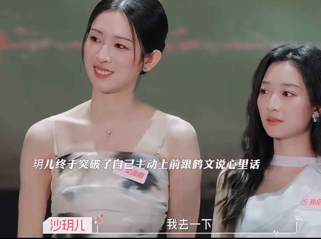 潇雨的人格魅力，每一期都在加码。
开放日她全程陪在萌萌身边，选座位主动挨着她坐，