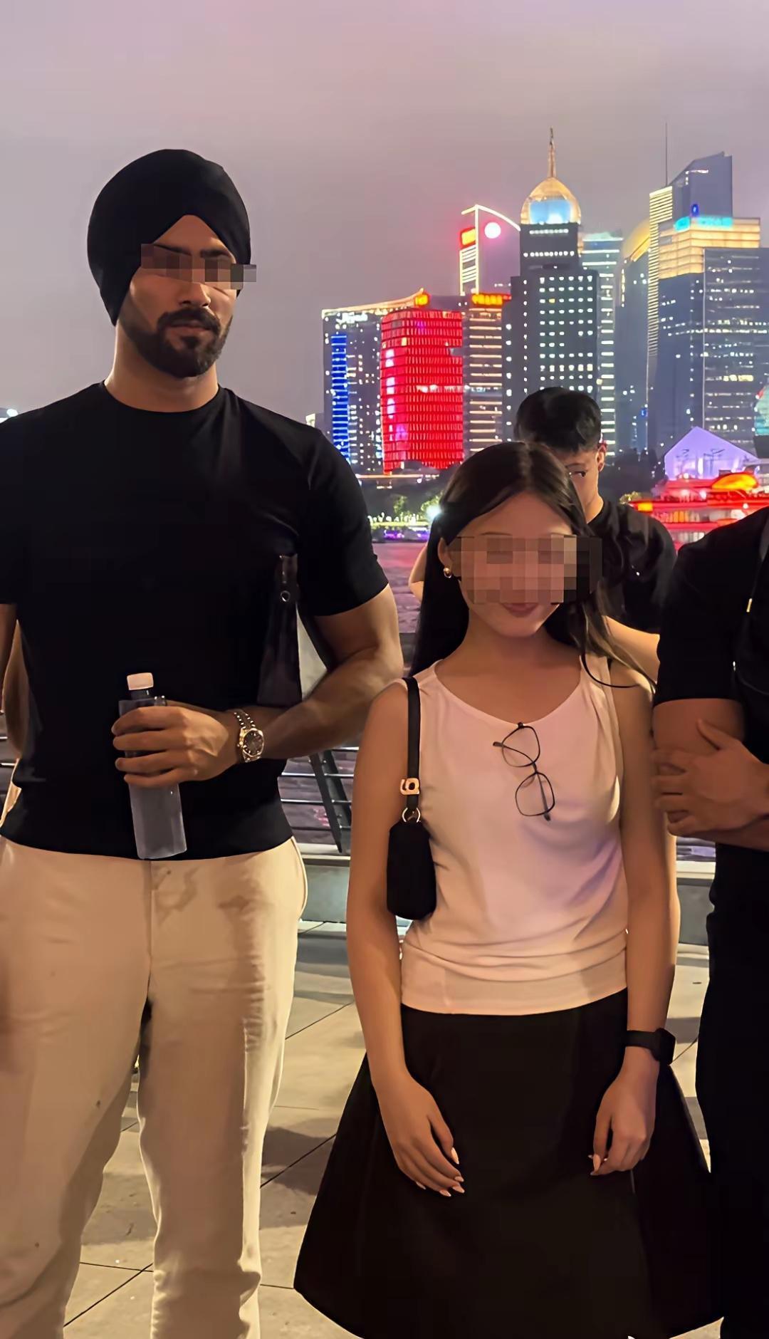 跟印度人合影能起到什么作用？就高人一等了吗？这几个女的，还排队合影，真的是脸都不
