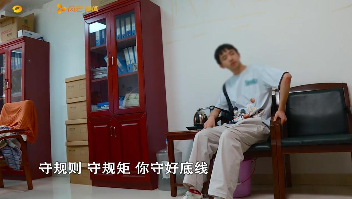 湖南长沙，一名高三学生因克制不住要玩手机，本来年级前百的成绩，却一路下滑，最终在