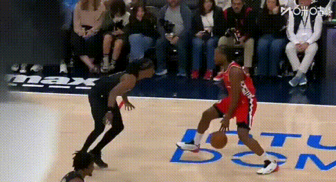 接力哈登！小卡2节初90秒独造9:0，半场狂胜31分。
首节哈登3三分狂砍14+