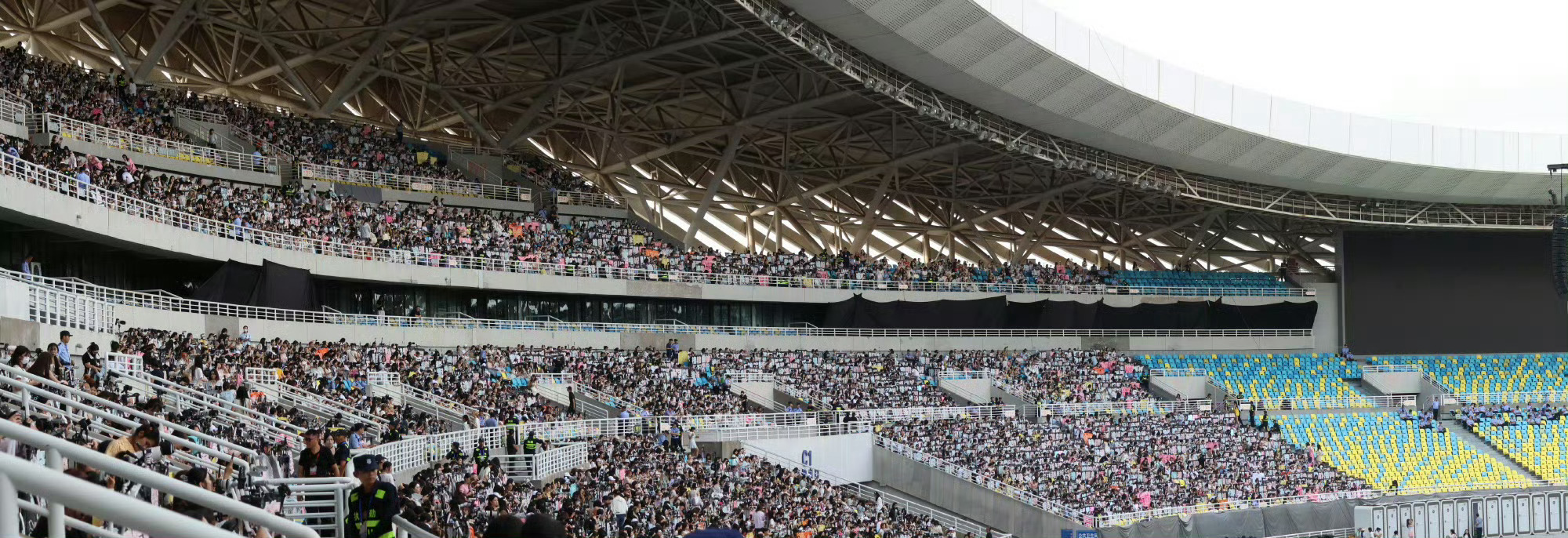 橹穆线下蓝粉海橹穆TF四代五公蓝粉海谁被五公现场这片蓝粉星海震撼到！实拍画面出炉