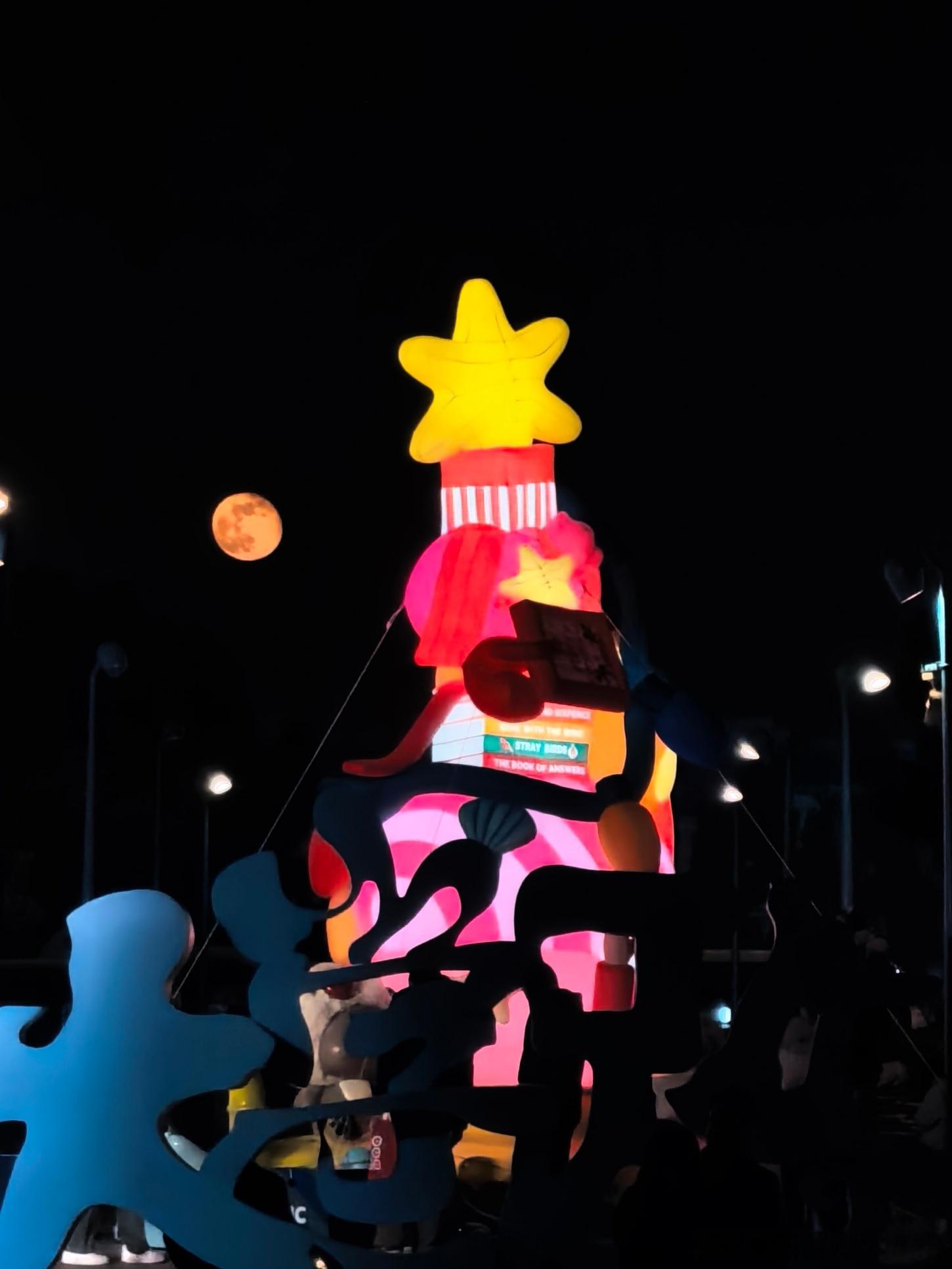 今晚这个血月还挺有感觉的，配合圣诞装饰，氛围不错。 上海·大学路市集