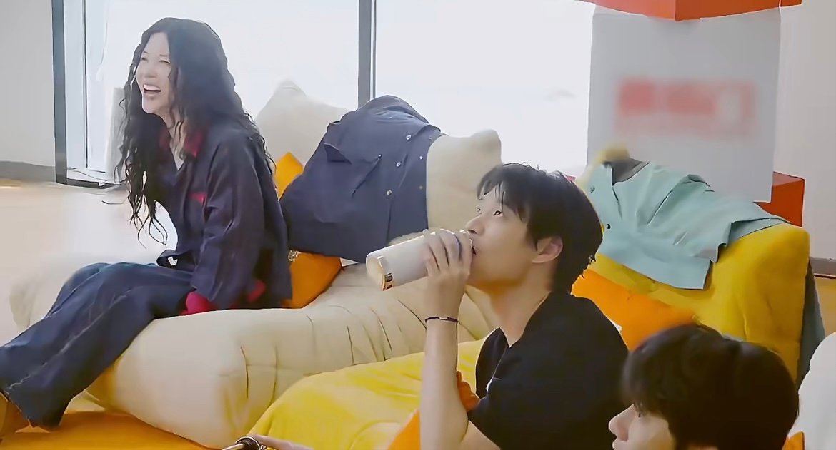 魏大勋偷喝杨迪水被抓包 当场抓包现场！魏大勋悄咪咪喝杨迪的水被逮个正着，全程淡定