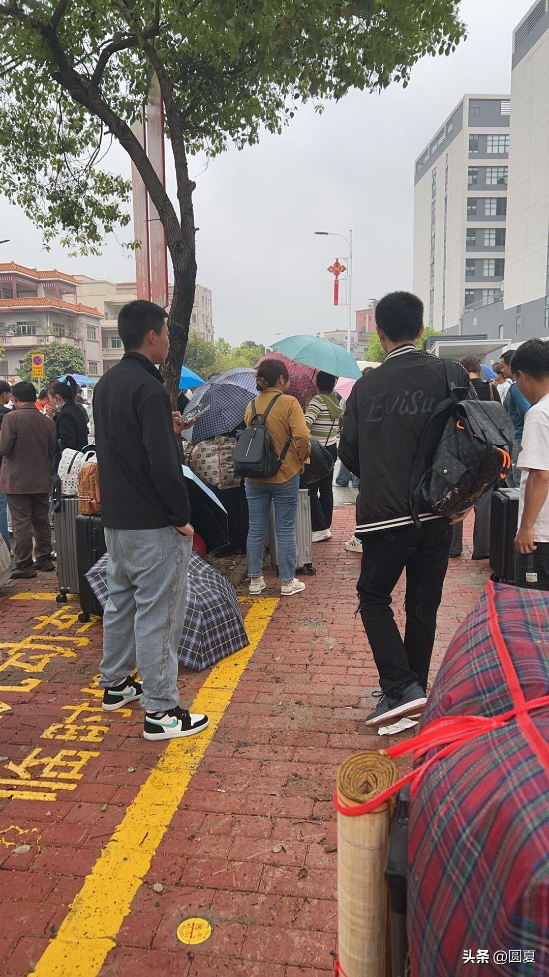 进厂了，下午一点半开始面试，到晚上八点多才入职好，领我们去宿舍。真的没见过进来这