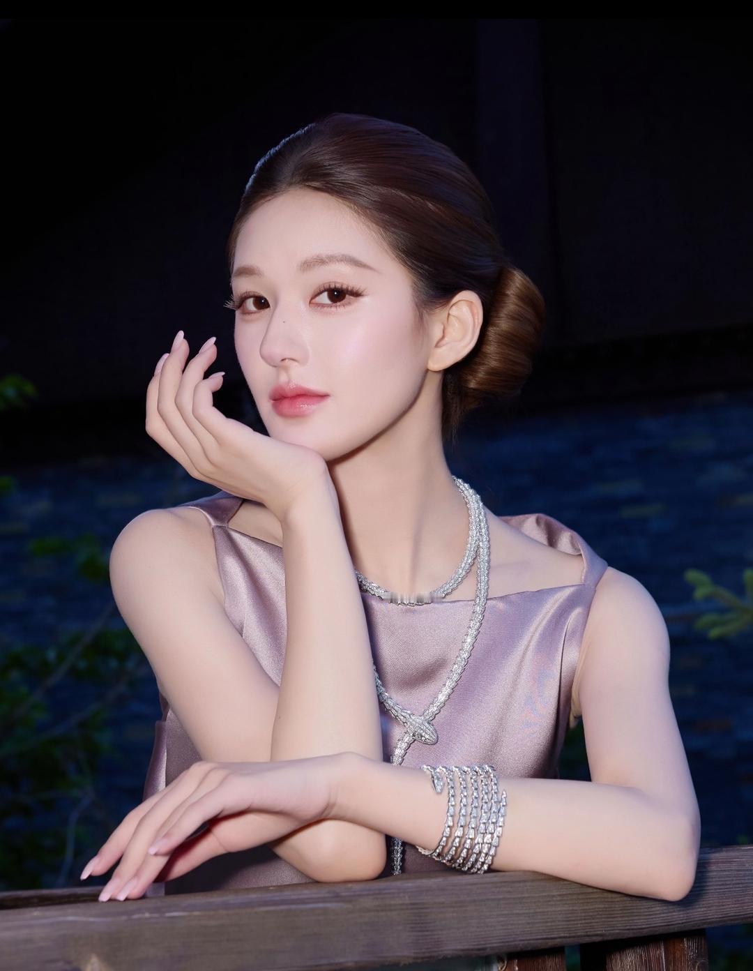 赵露思也开始下场当监制了。她没有急着给自己开戏，而是把手里的IP拿出来，送旗下四