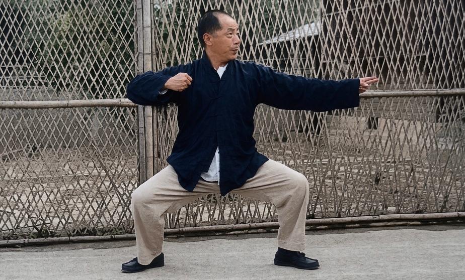 这是张学良在中国台湾幽禁时期的一张非常经典的照片，动作是练习八段锦。

漫长的幽