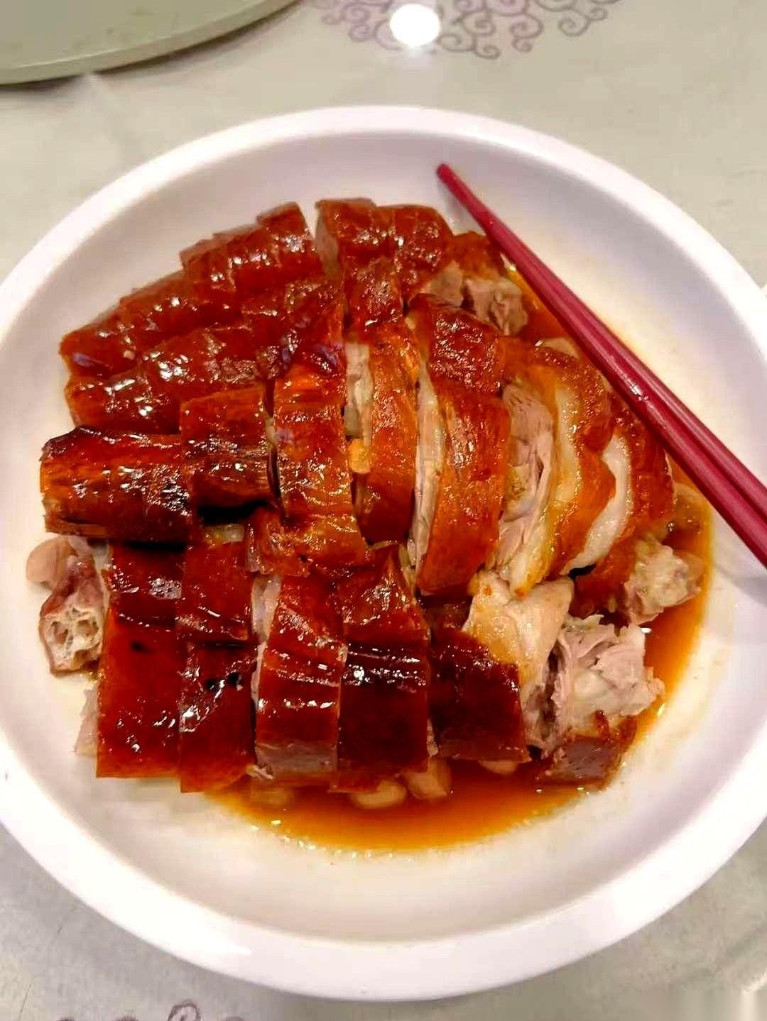 “舅妈，这个菜咸了。”
外甥头都没抬，手指在手机屏幕上戳得飞快，嘴里嘟囔了一句。