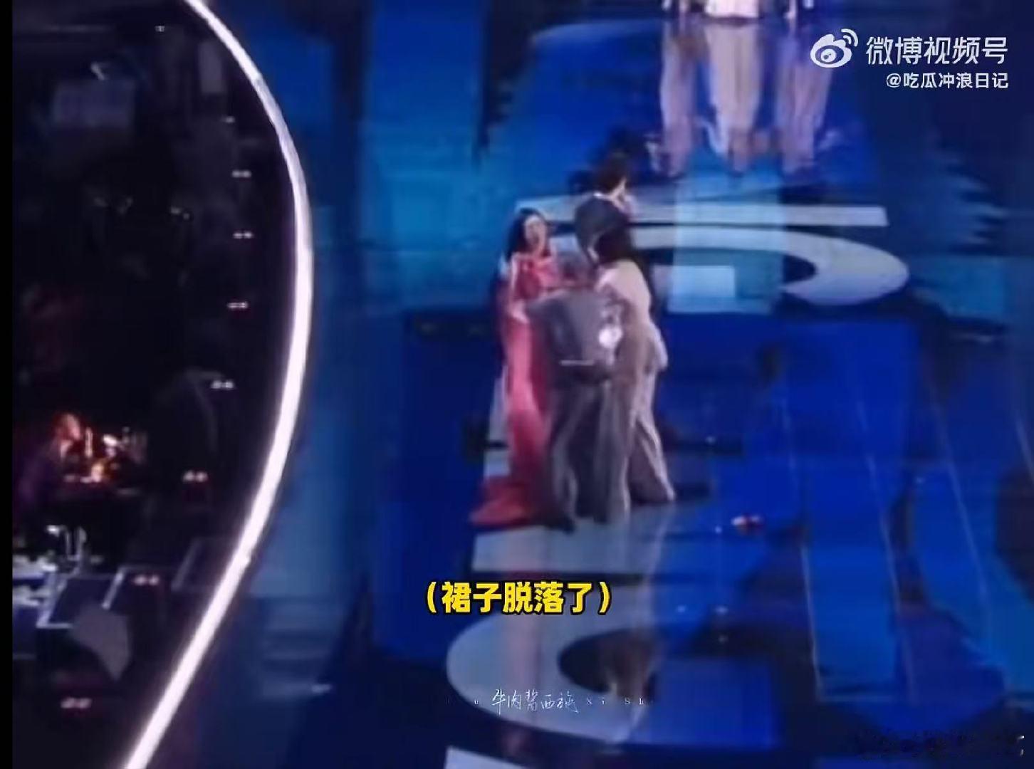 黄灿灿小心翼翼地踩到了谢娜的裙子 黄灿灿今天也小心翼翼地闯祸了黄灿灿今日小心翼翼