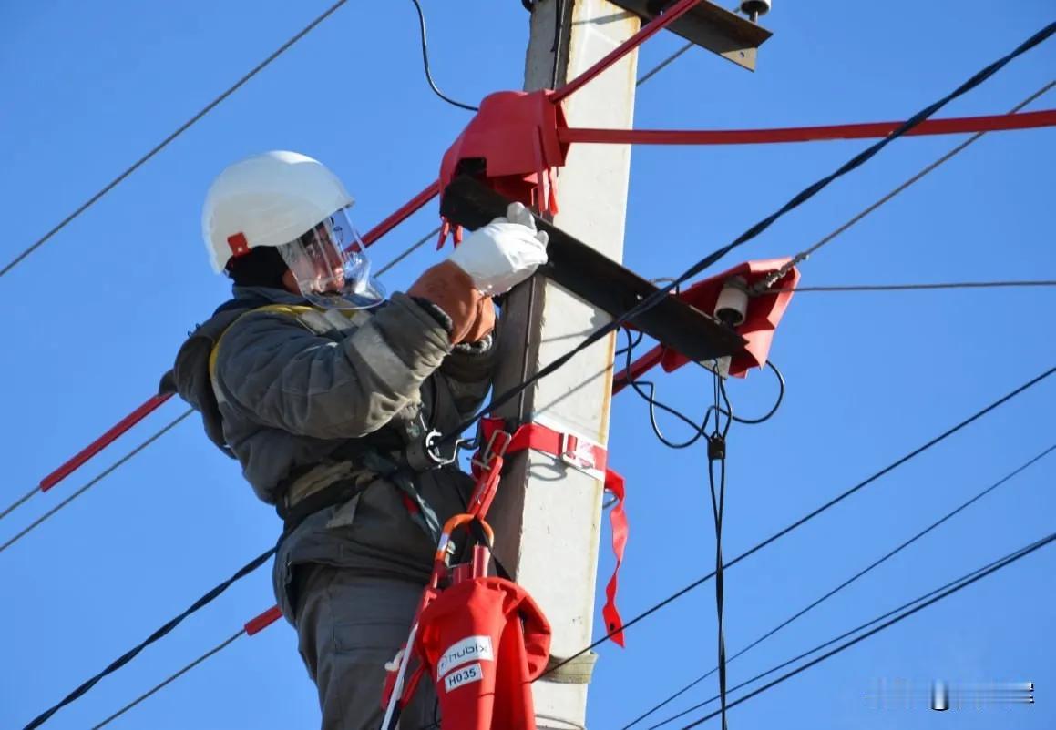 乌克兰能源部长丹尼斯·什梅加尔通报：今日10时42分发生技术故障，导致罗马尼亚与