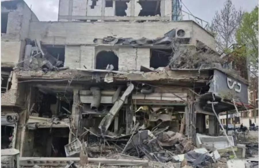 兔死狗烹！
一座位于伊朗首都被以色列轰炸的普通建筑登上了西方媒体热搜，这个被炸的