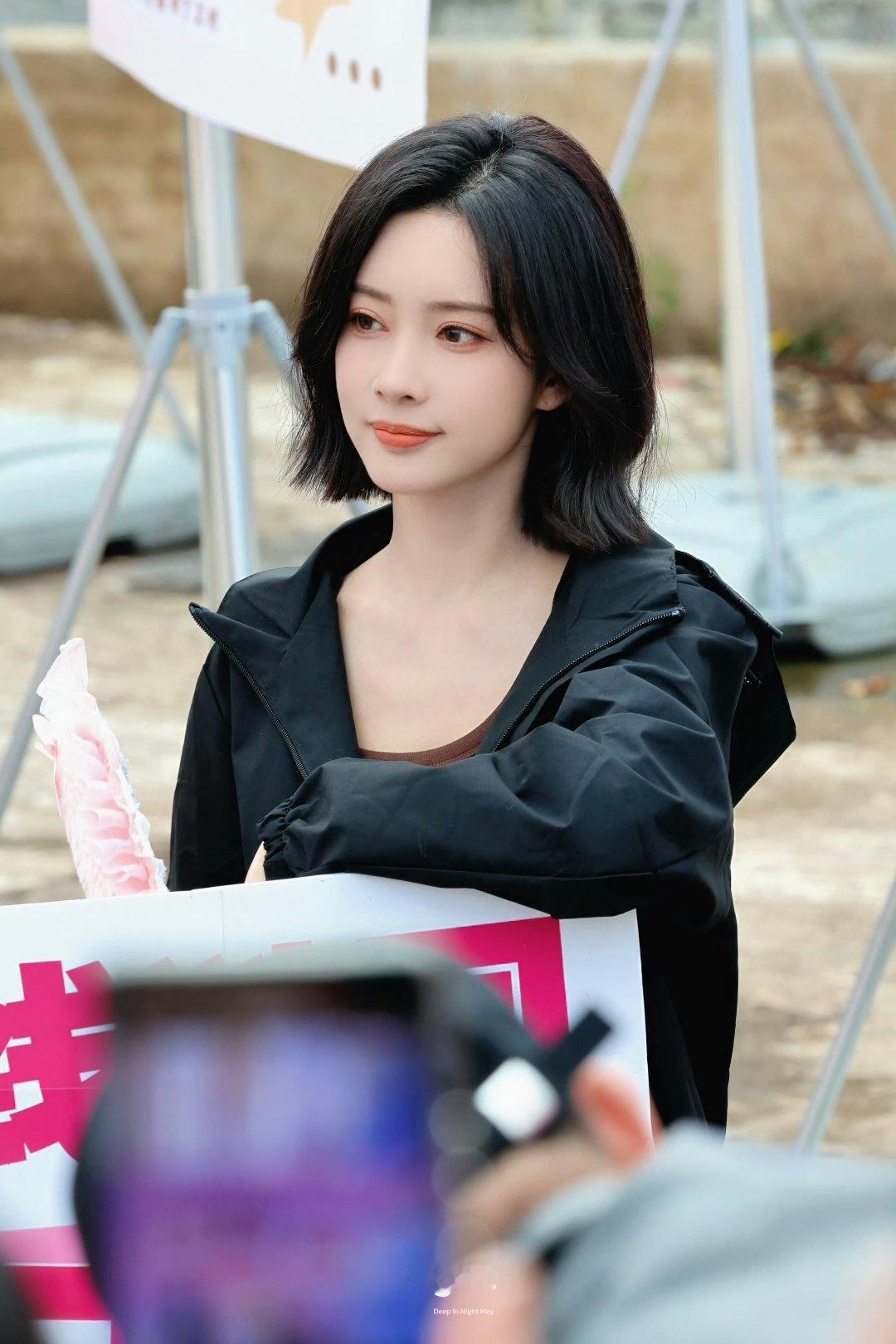 孟子义怎么也学赵丽颖短发了 ​​​