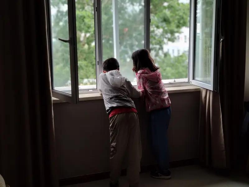 面对智障的孩子，首先得调整好心态，别被负面情绪淹没。要明白他们只是在成长路上慢了