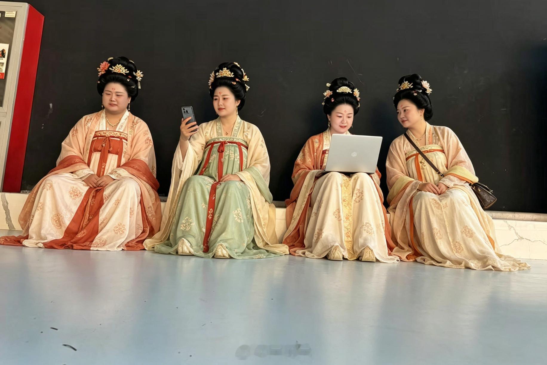 我和说，咱们要想真的火，就不能做一吨男团 ，得做一吨女团，这样绝对能出爆款～ 