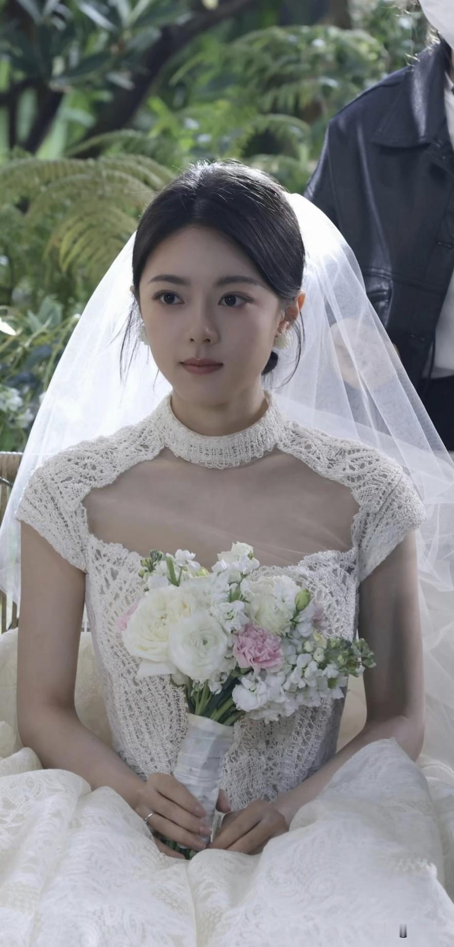 赵金麦的新娘写真简直太绝啦！梦幻的婚纱搭配静谧的花海，美得简直要溢出屏幕了，美出