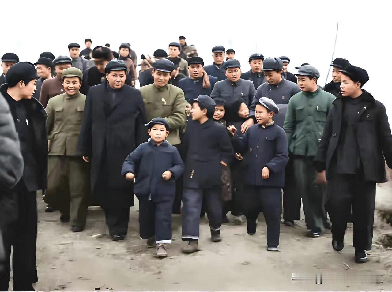 历史时光
1953年2月18日，毛主席等人参观过黄鹤楼后离开时的场景这是1953